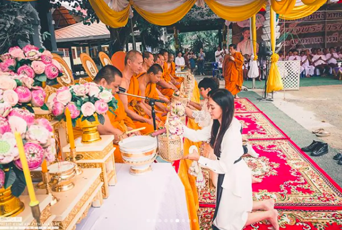 สวยทั้งกายและใจ! “เบลล่า” นำทีมพาคุณแม่และผู้จัดการ ทำบุญ แจกทาน