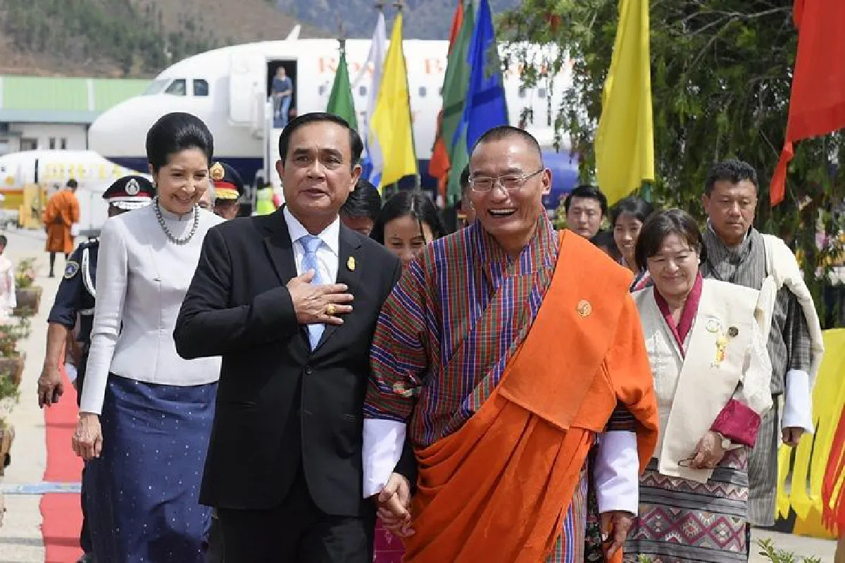 นายกรัฐมนตรี เดินทางถึงราชอาณาจักรภูฏาน