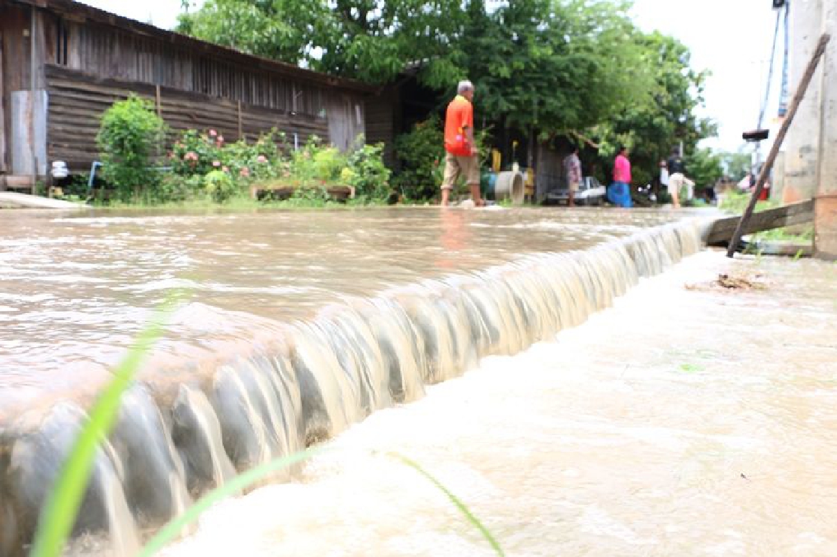 ฝนถล่มพิจิตรชุมชนตลาดทับคล้อใต้อ่วมน้ำท่วม ฝนถล่มพิจิตรชุมชนตลาดทับคล้อใต้อ่วมน้ำท่วม