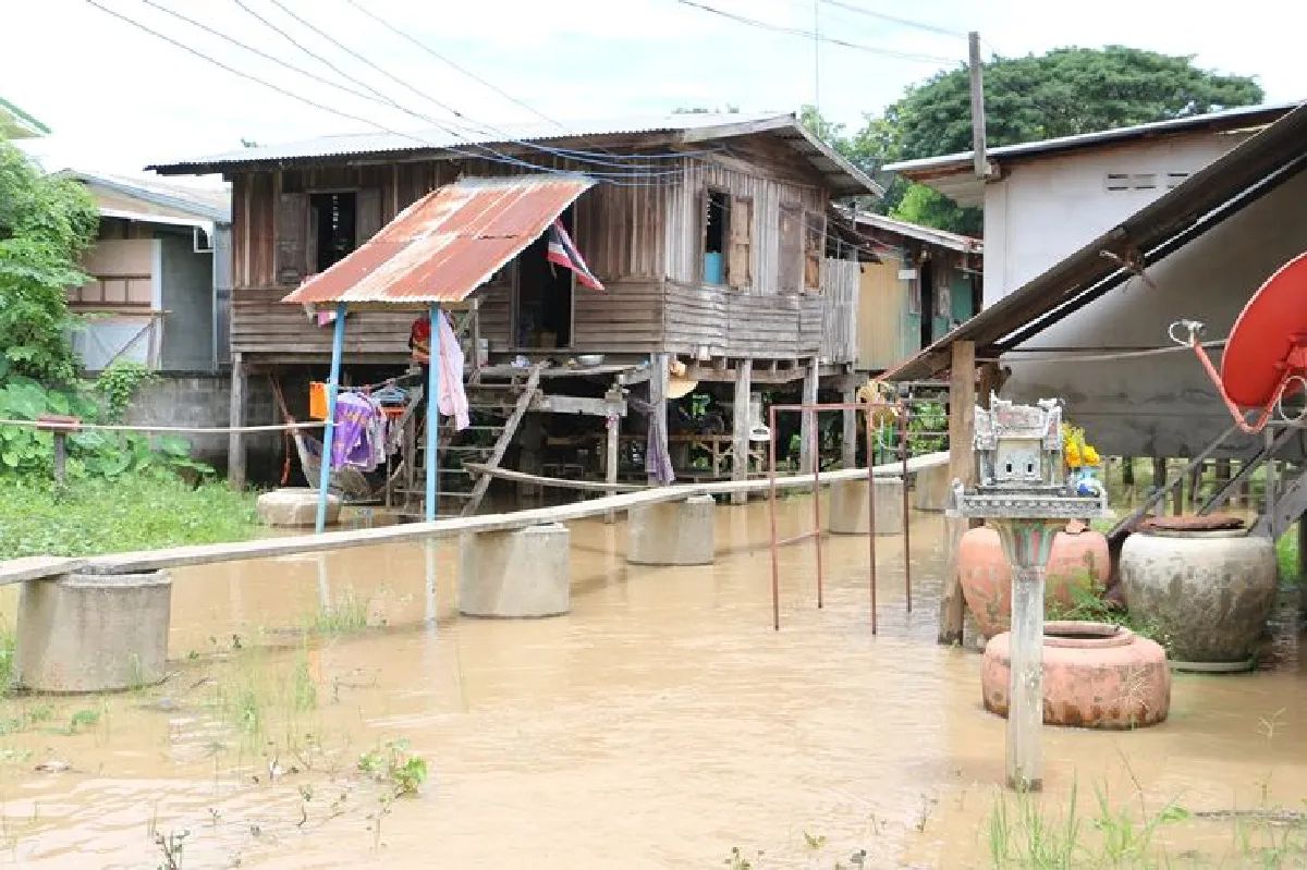 ฝนถล่มพิจิตรชุมชนตลาดทับคล้อใต้อ่วมน้ำท่วม