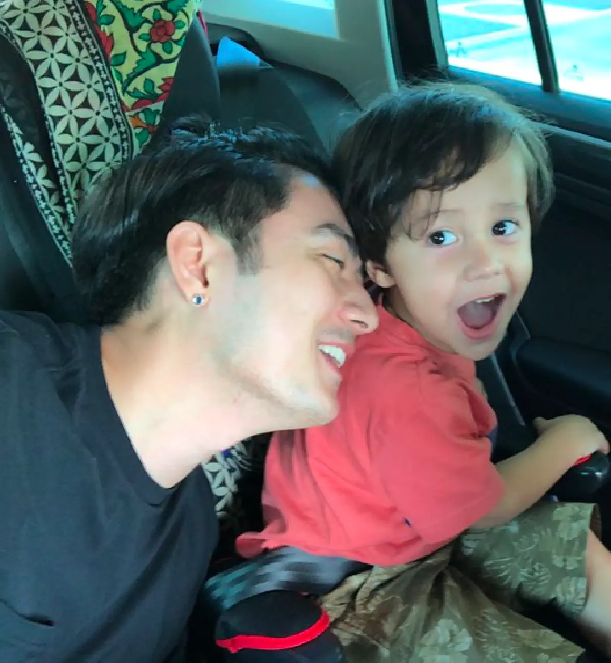 "ฟิล์ม รัฐภูมิ” โชว์สกิลการเป็นพ่อเลี้ยงลูกชายสุดน่ารัก "น้องตินัย” อบอุ่น