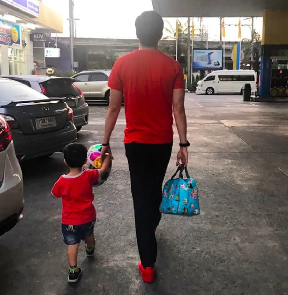 "ฟิล์ม รัฐภูมิ” โชว์สกิลการเป็นพ่อเลี้ยงลูกชายสุดน่ารัก "น้องตินัย” อบอุ่น