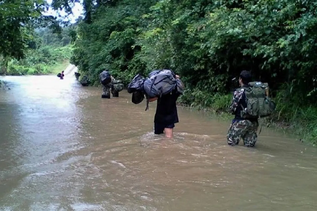 น้ำท่วมตัดขาดเส้นทาง! ส่งเฮลิคอปเตอร์รับจนท.ติดกลางป่าแก่งกระจาน