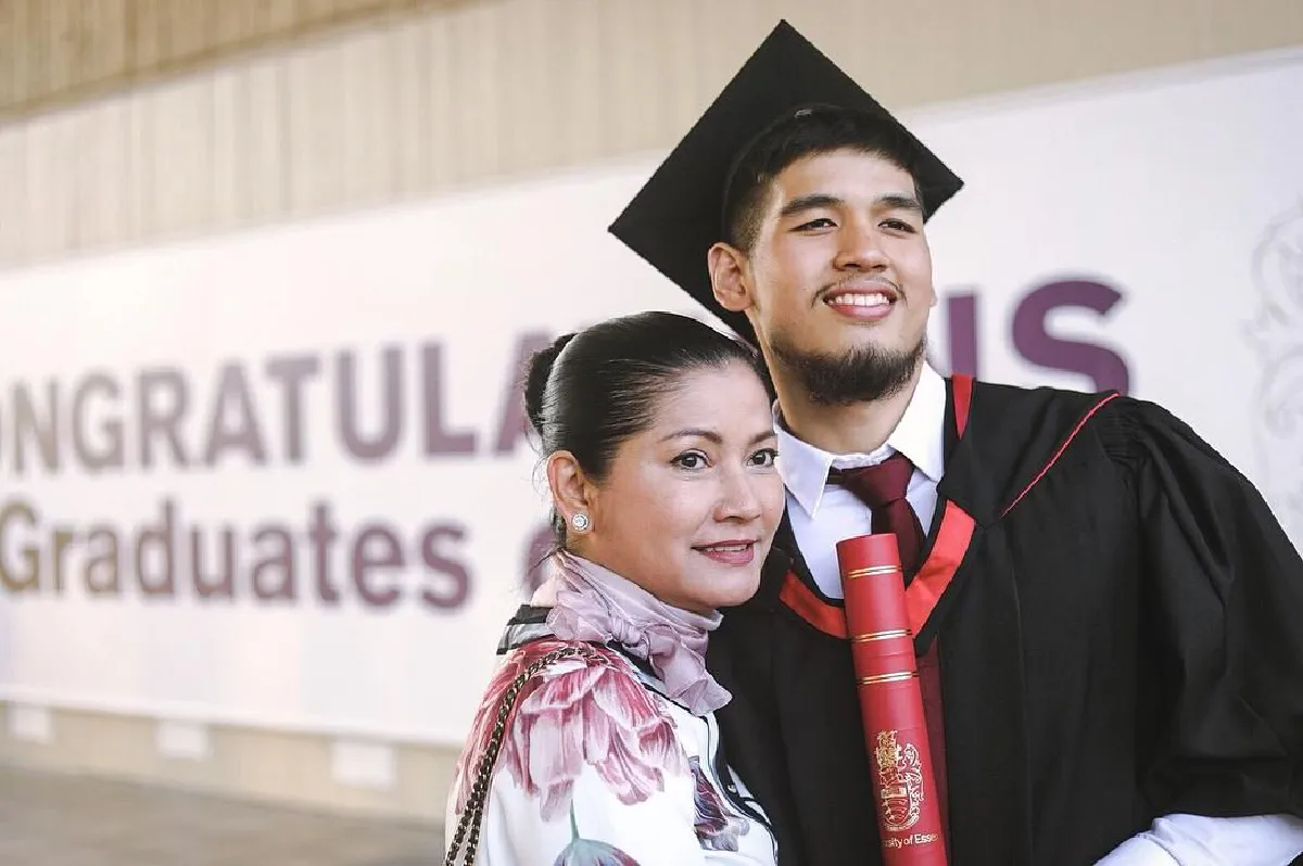 วันแห่งความภูมิใจ! อ๊อฟ-แดง บินร่วมงานรับปริญญาลูกชายที่อังกฤษ