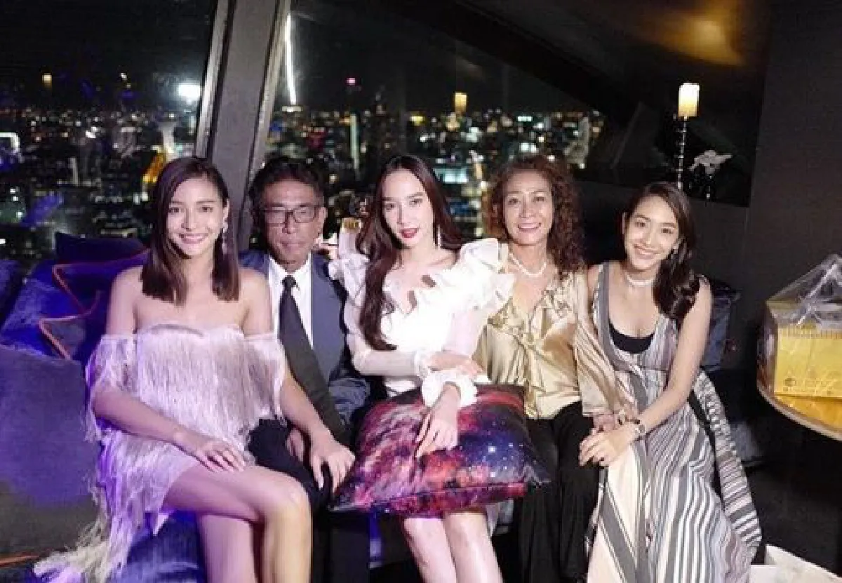 คลิปซึ้งปนฮา! ปุ๊กลุก เซอร์ไพรส์นำพวงมาลัยมาไหว้ อั้ม ในวันเกิด