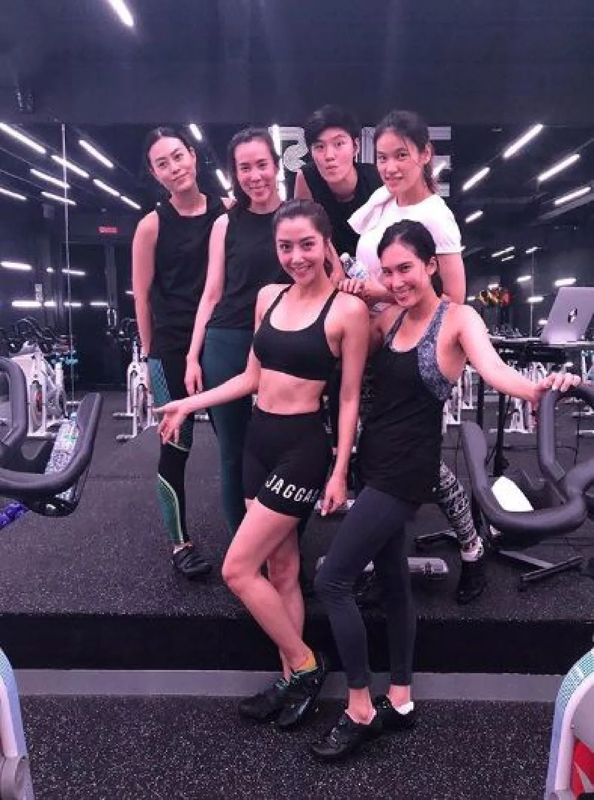 ซูมสัดส่วนสุดเป๊ะของ ไอซ์ อภิษฎา ในชุดรัดรูปสุดเซ็กซี่ (คลิป)