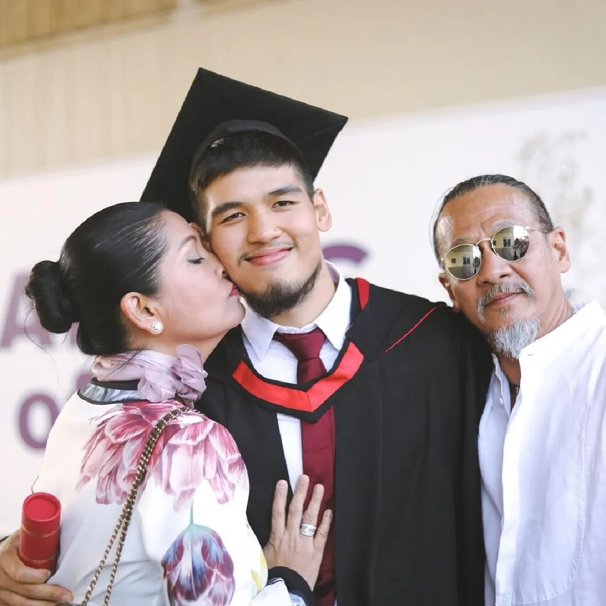 วันแห่งความภูมิใจ! อ๊อฟ-แดง บินร่วมงานรับปริญญาลูกชายที่อังกฤษ