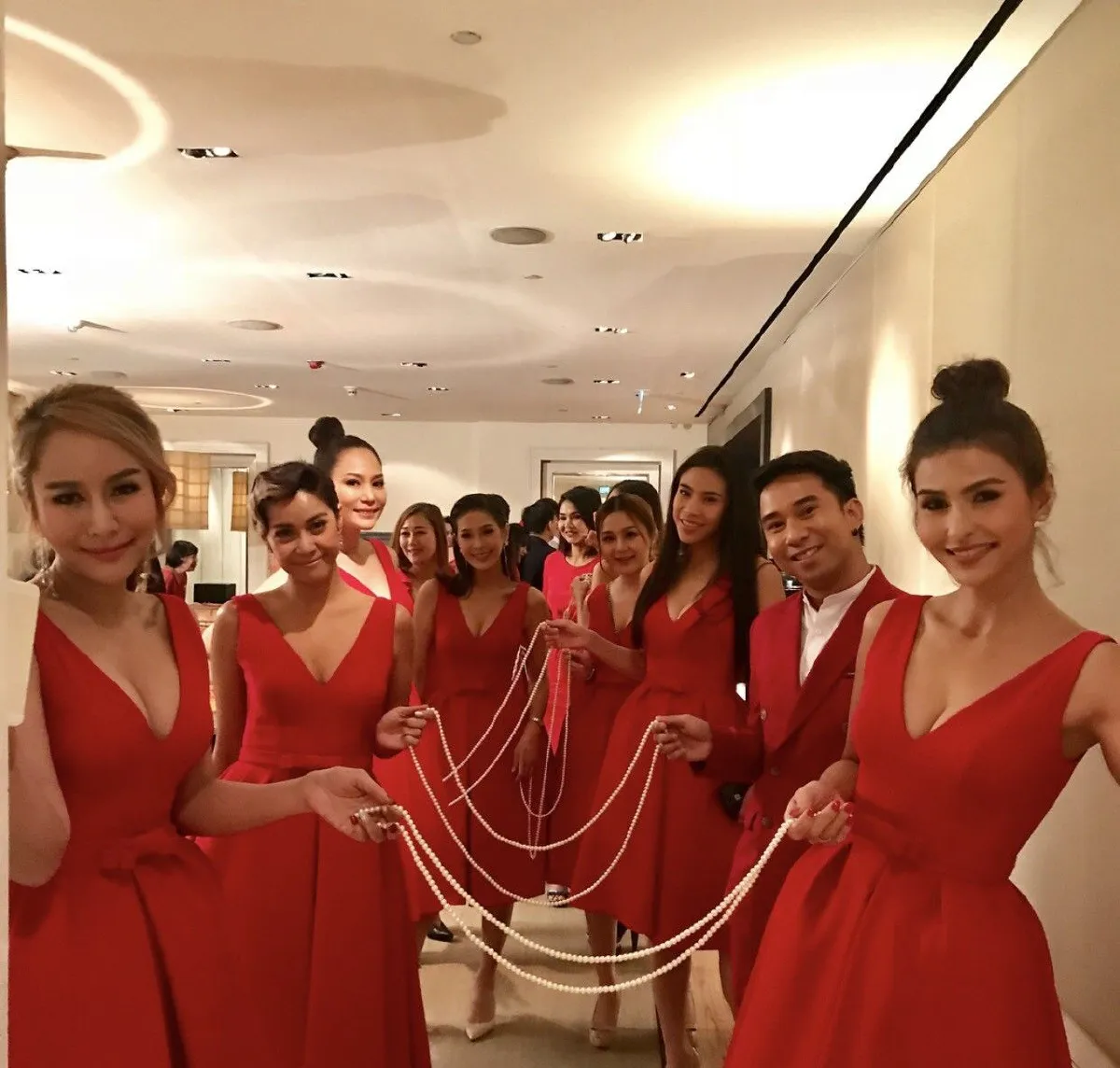 ส่องเพื่อนเจ้าสาว อุ้ม ลักขณา สวยหล่อจัดเต็มในชุดสีแดงสุดแซ่บ