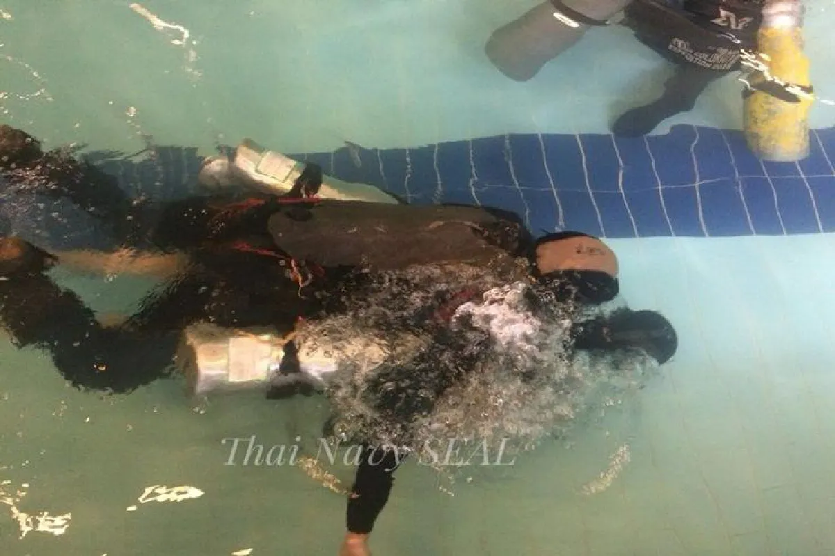 เผยภาพทีมนักดำน้ำซักซ้อมเด็กดำน้ำในสระก่อนช่วย13ชีวิตออกจากถ้ำ