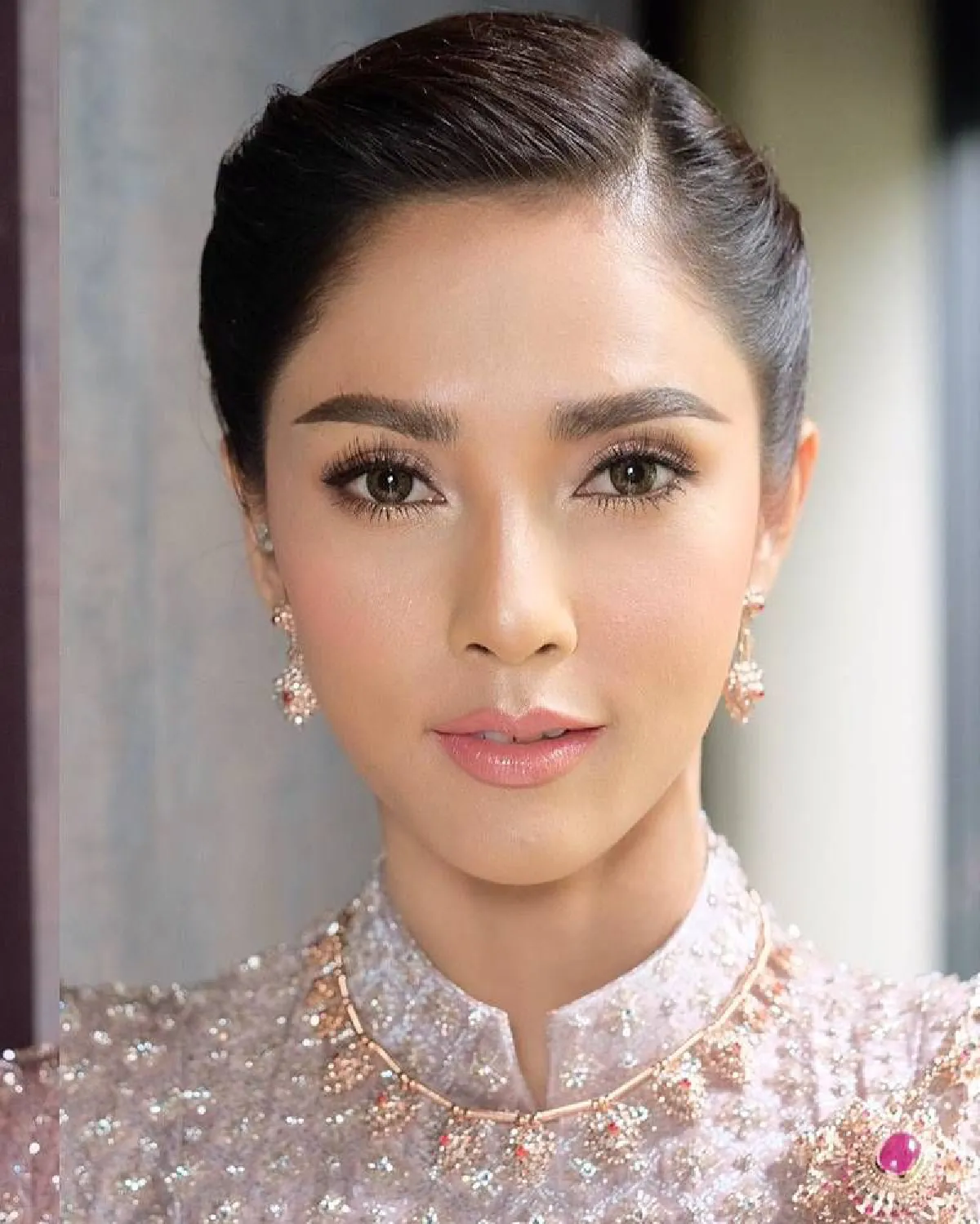 สวยฉ่ำวันวิวาห์! อุ้ม ลักขณา กับลุคสุดปังเมคอัพจัดเต็มโดย น้องฉัตร