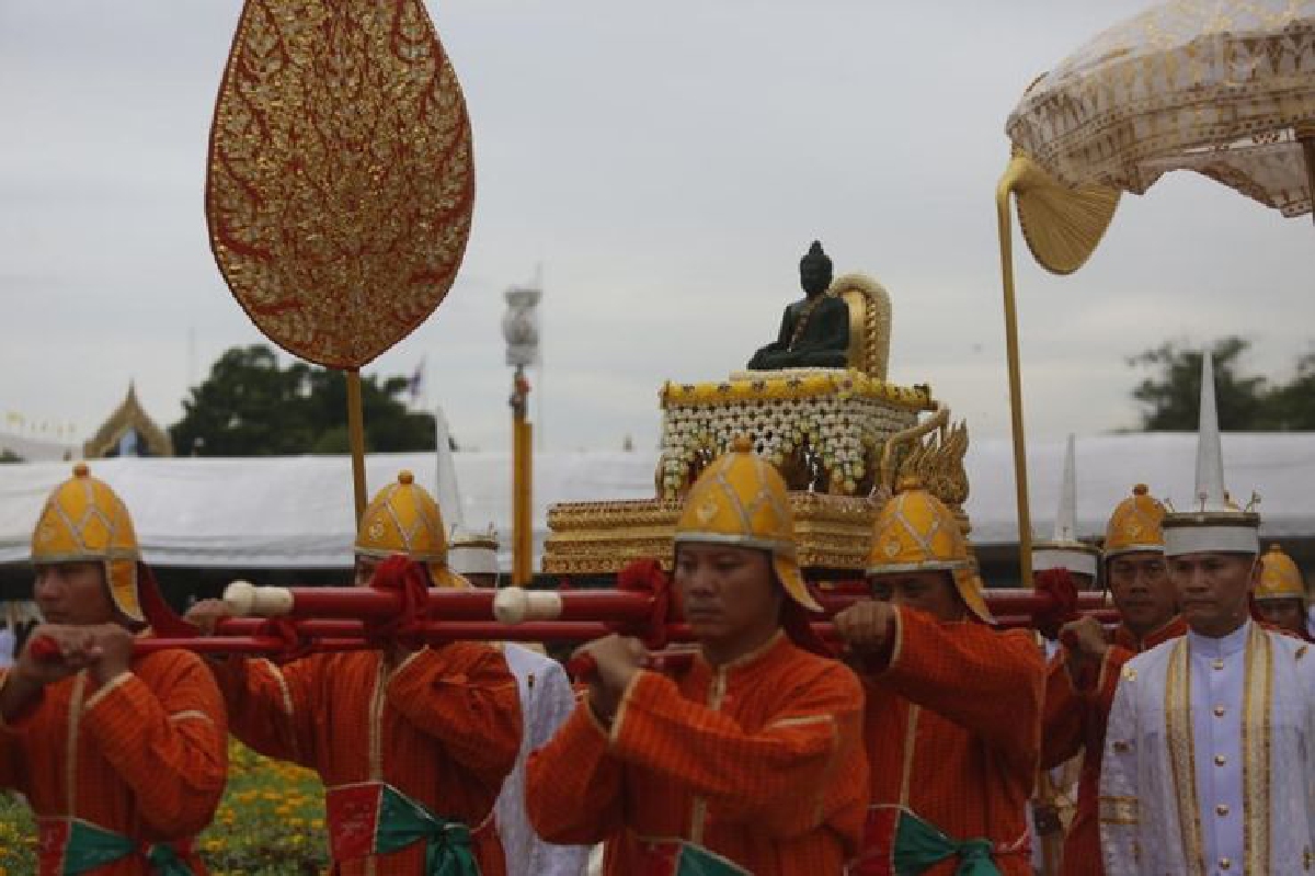 ร.10โปรดเกล้าฯอัญเชิญพระแก้วมรกตน้อยพิธีบำเพ็ญพระราชกุศล ร.10โปรดเกล้าฯอัญเชิญพระแก้วมรกตน้อยพิธีบำเพ็ญพระราชกุศล