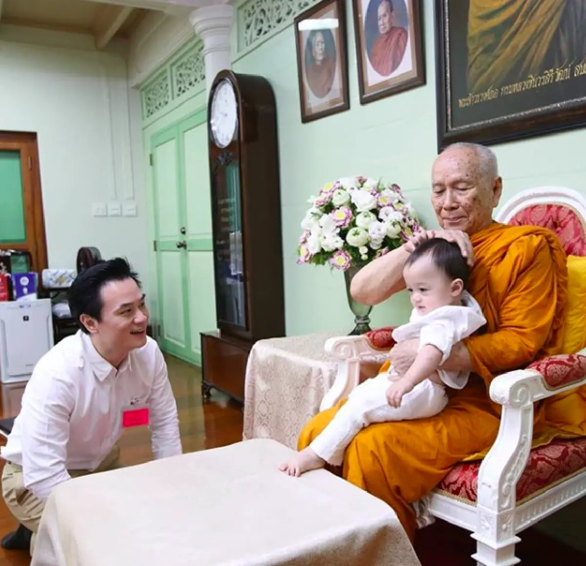 ส่องภาพสุดน่ารัก “สายฟ้า-พายุ” เข้าเฝ้าฯ "สมเด็จพระสังฆราช” อีกทั้งทรงตัดผมให้