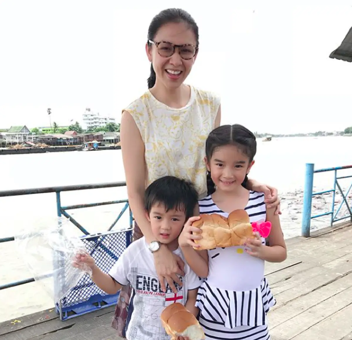 ต้อนรับวัย 40 สุดแฮปปี้! “กบ สุวนันท์” ควง "น้องณดา-น้องณดล” ทำบุญ ปล่อยปลา