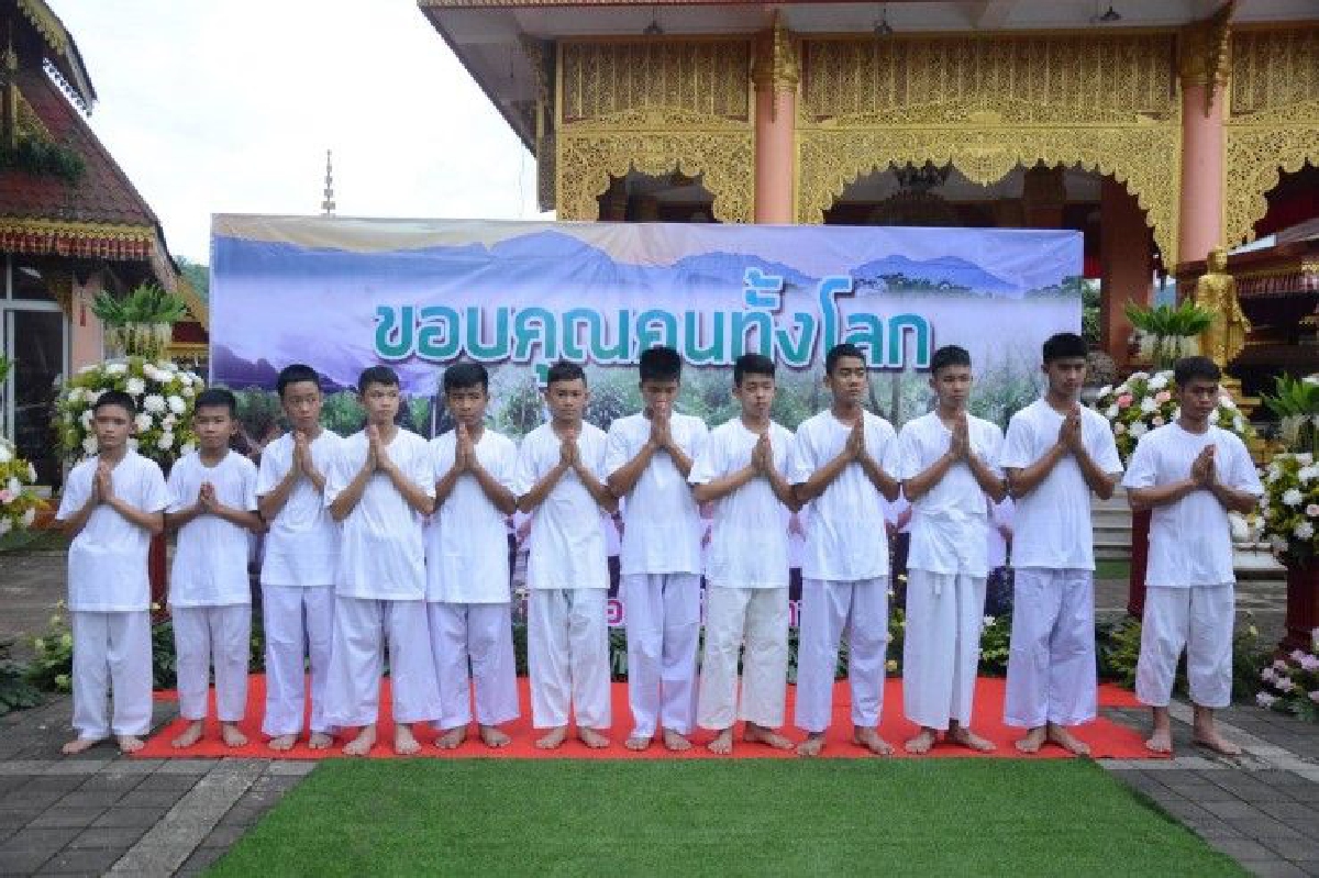 ทีมหมูป่าบวงสรวงสิ่งศักดิ์พระธาตุดอยเวาก่อนปลงผมนาค ทีมหมูป่าบวงสรวงสิ่งศักดิ์พระธาตุดอยเวาก่อนปลงผมนาค