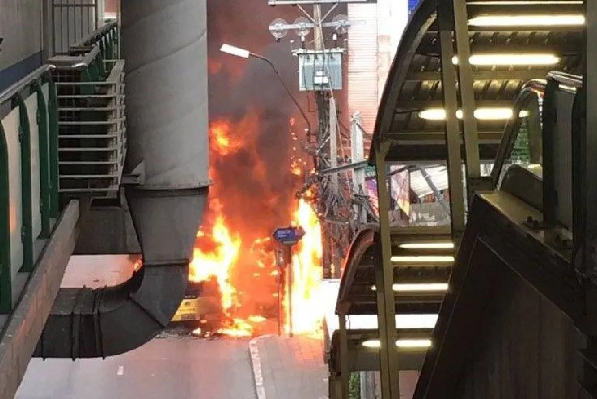 ไฟไหม้รถเมล์ปากซอยสุขุมวิท95/1เสียหายทั้งคัน เจ้าหน้าที่ดับได้แล้ว