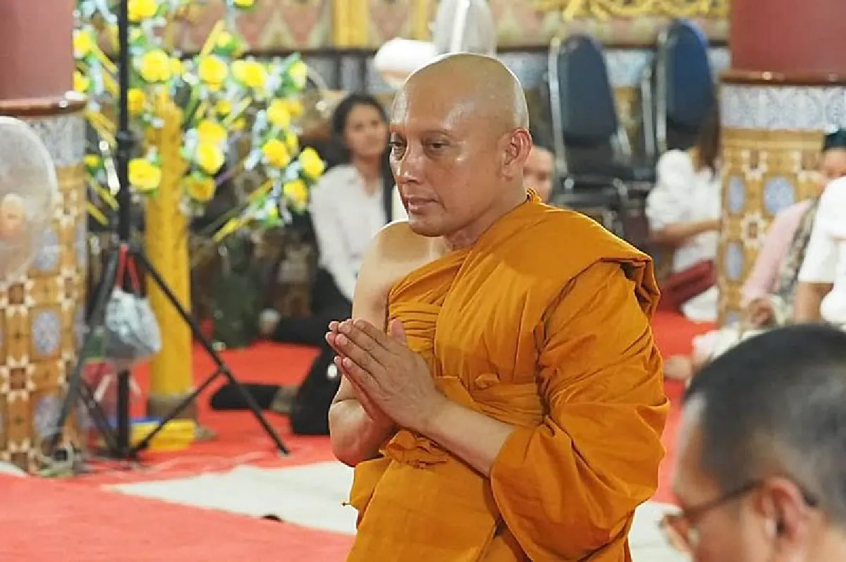 "พล.ต.อ.วิระชัย"นำตำรวจบวชหมู่67รูปเฉลิมพระเกียรติร.10
