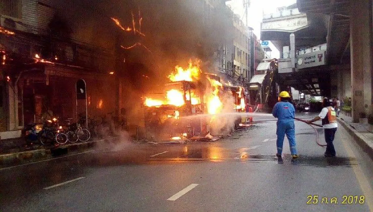 ไฟไหม้รถเมล์ปากซอยสุขุมวิท95/1เสียหายทั้งคัน เจ้าหน้าที่ดับได้แล้ว