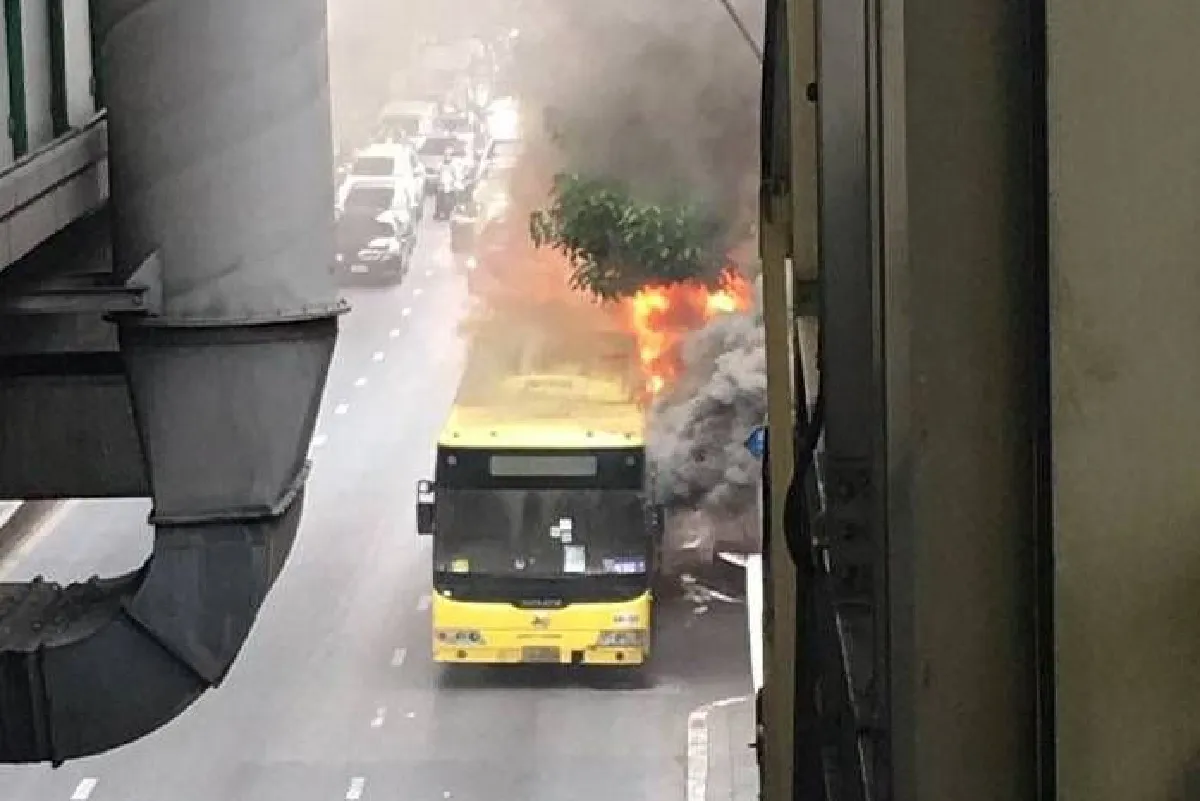 ไฟไหม้รถเมล์ปากซอยสุขุมวิท95/1เสียหายทั้งคัน เจ้าหน้าที่ดับได้แล้ว