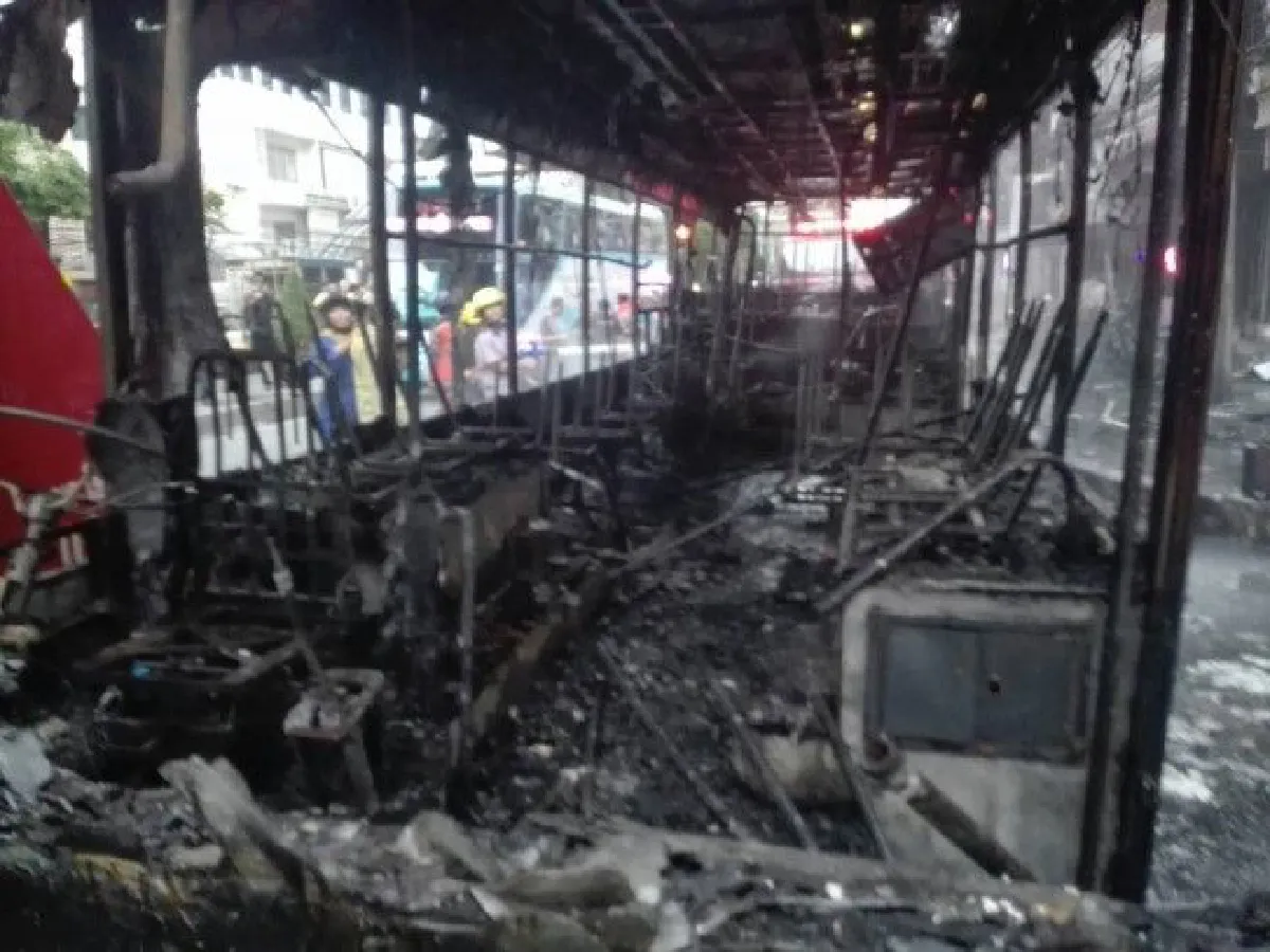 ไฟไหม้รถเมล์ปากซอยสุขุมวิท95/1เสียหายทั้งคัน เจ้าหน้าที่ดับได้แล้ว