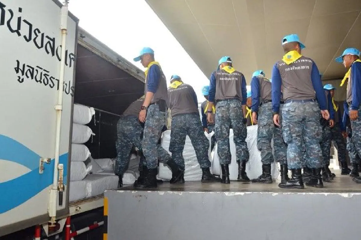 ร.10 พระราชทานสิ่งของช่วยผู้ประสบภัยในลาว