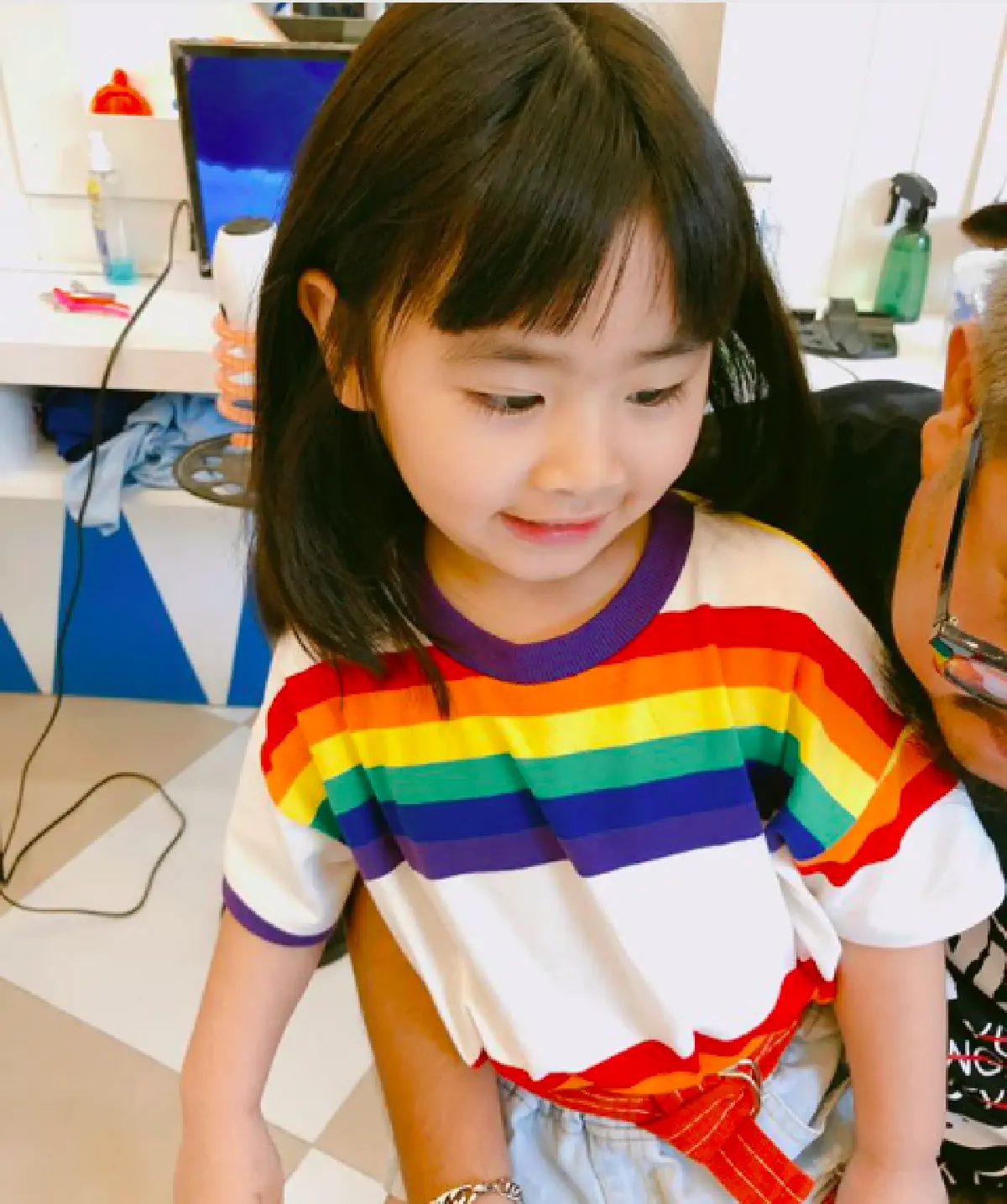 น่ารักมาก! “น้องชูใจ” ลูกสาว "พ่อกอล์ฟ ฟักกลิ้ง ฮีโร่" ตัดผมหน้าม้าทรงใหม่