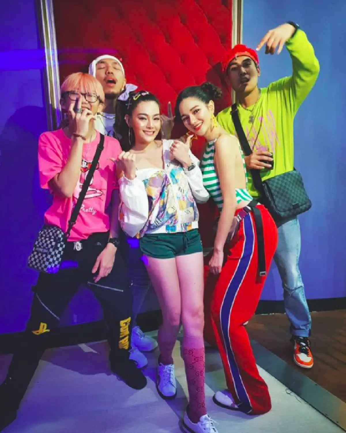 สมกับเป็นไอดอลยุค 90 "พลอย หอวัง” จัดปาร์ตี้กลางลานโบว์ลิ่ง ต้อนรับอายุ 33 ปี