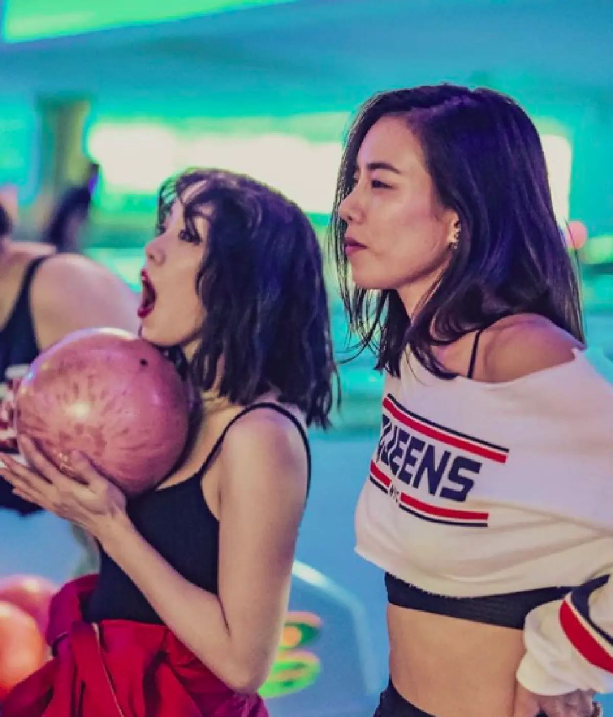 สมกับเป็นไอดอลยุค 90 "พลอย หอวัง” จัดปาร์ตี้กลางลานโบว์ลิ่ง ต้อนรับอายุ 33 ปี