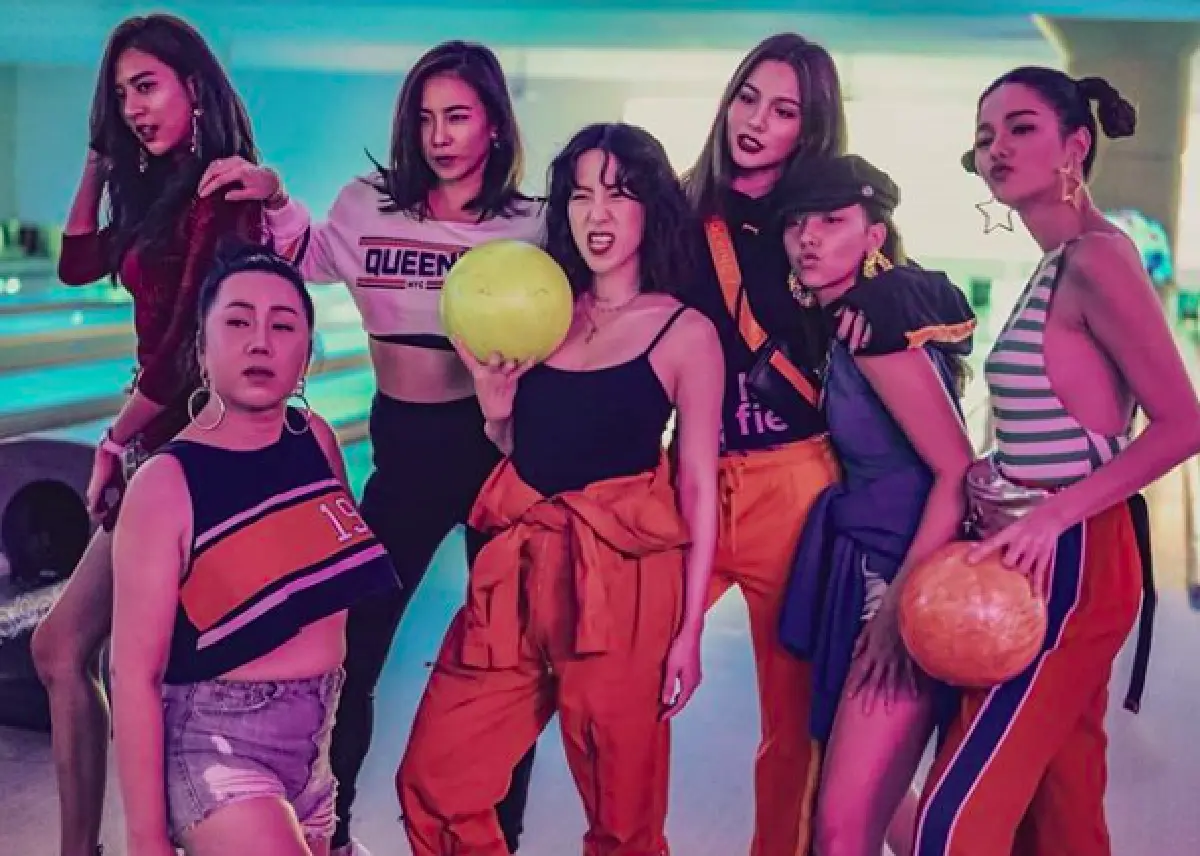 สมกับเป็นไอดอลยุค 90 "พลอย หอวัง” จัดปาร์ตี้กลางลานโบว์ลิ่ง ต้อนรับอายุ 33 ปี