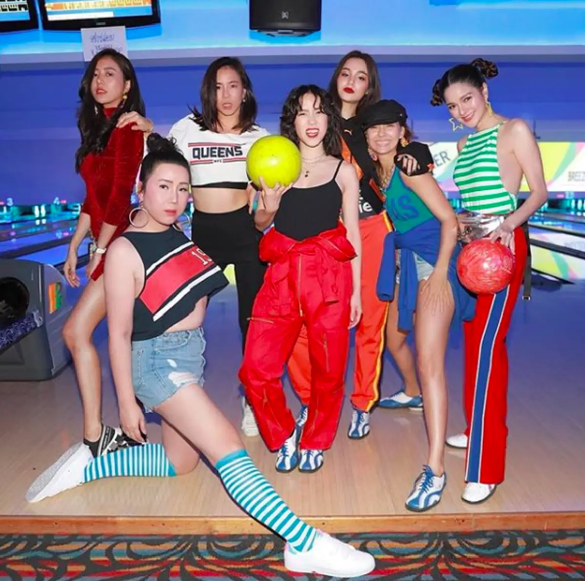 สมกับเป็นไอดอลยุค 90 "พลอย หอวัง” จัดปาร์ตี้กลางลานโบว์ลิ่ง ต้อนรับอายุ 33 ปี