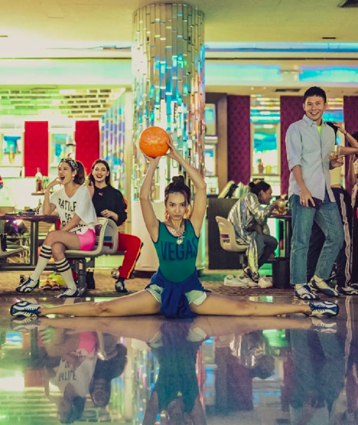 สมกับเป็นไอดอลยุค 90 "พลอย หอวัง” จัดปาร์ตี้กลางลานโบว์ลิ่ง ต้อนรับอายุ 33 ปี