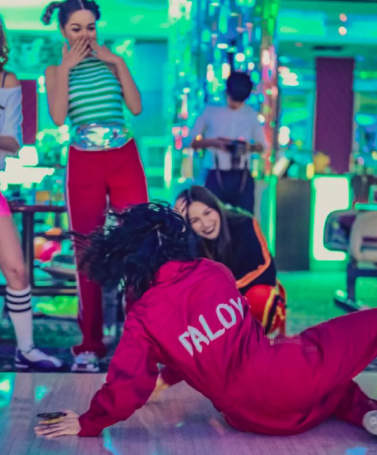 สมกับเป็นไอดอลยุค 90 "พลอย หอวัง” จัดปาร์ตี้กลางลานโบว์ลิ่ง ต้อนรับอายุ 33 ปี