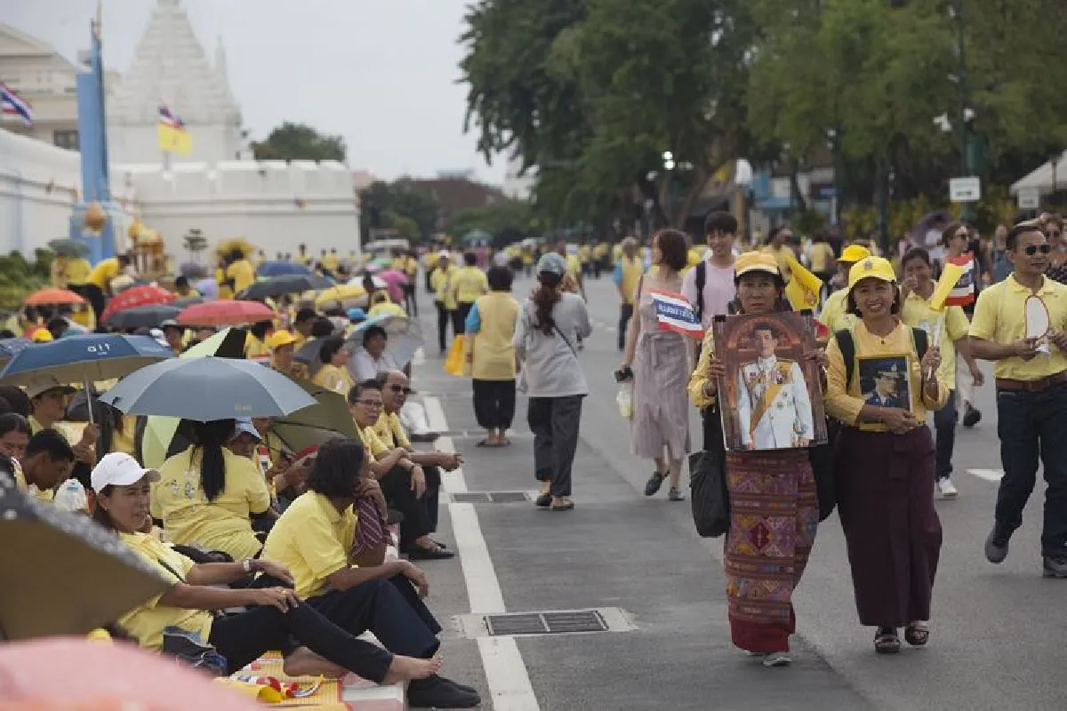 ประชาชนรอรับเสด็จในหลวงทรงบำเพ็ญพระราชกุศลวันอาสาฬหบูชาและเข้าพรรษา