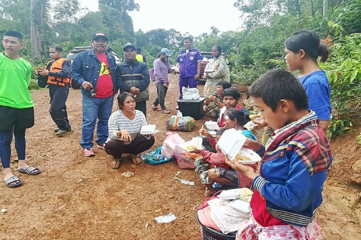 กู้ภัยไทยเจอชาวลาวติดเกาะ4วันช่วย 10 กว่าชีวิตรอด