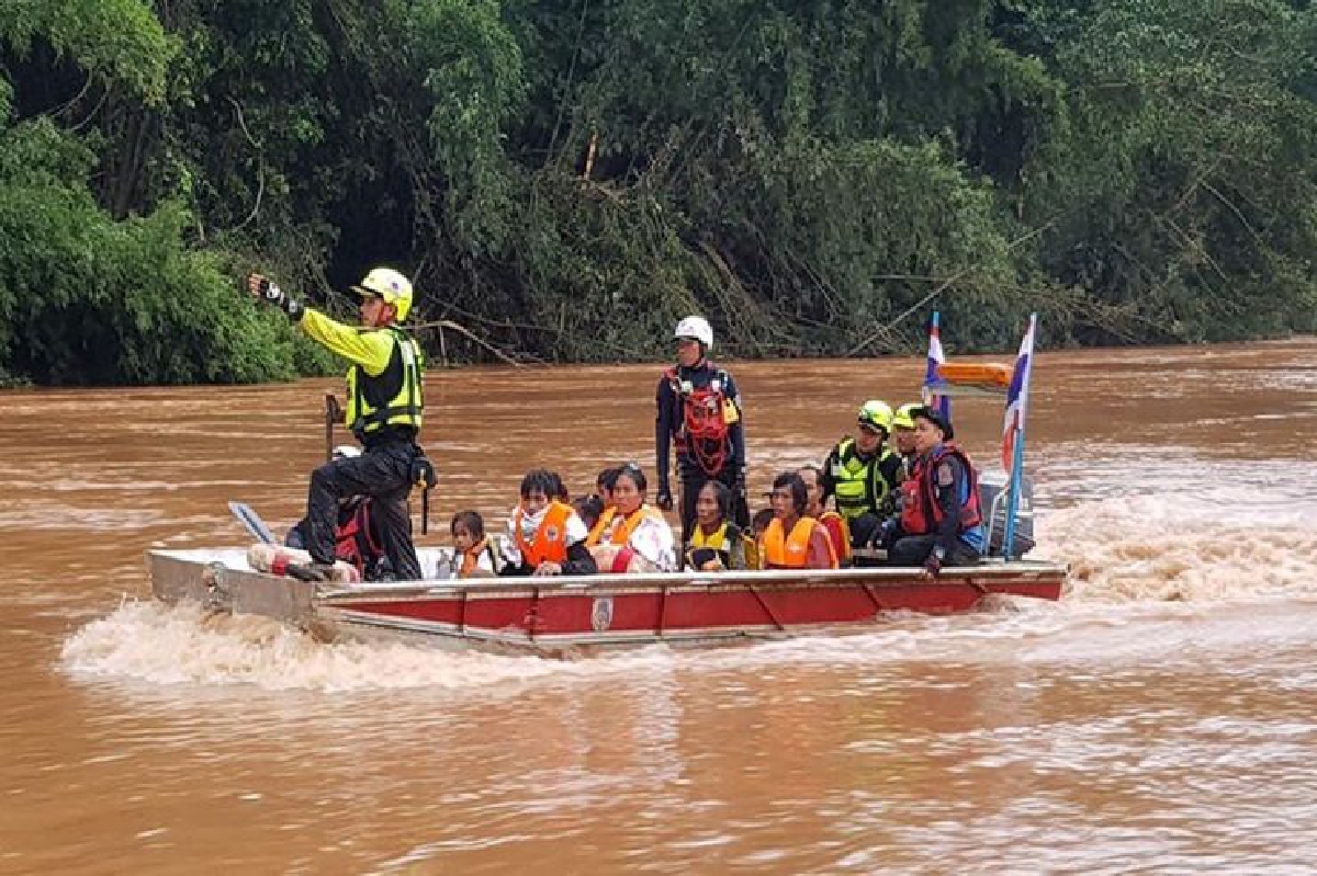 กู้ภัยไทยเจอชาวลาวติดเกาะ4วันช่วย 10 กว่าชีวิตรอด กู้ภัยไทยเจอชาวลาวติดเกาะ4วันช่วย 10 กว่าชีวิตรอด