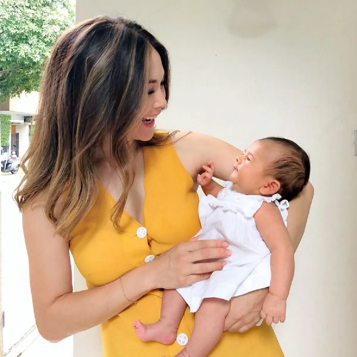 พอลล่า กระเตงลูกสาว น้องเอลล่า อวดรอยยิ้มสวยใสได้แม่มาเต็มๆ