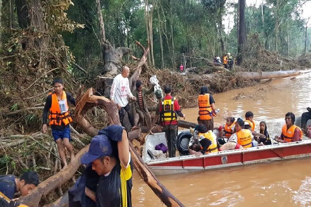 กู้ภัยไทยเจอชาวลาวติดเกาะ4วันช่วย 10 กว่าชีวิตรอด