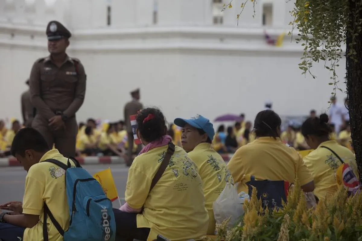 ประชาชนรอรับเสด็จในหลวงทรงบำเพ็ญพระราชกุศลวันอาสาฬหบูชาและเข้าพรรษา