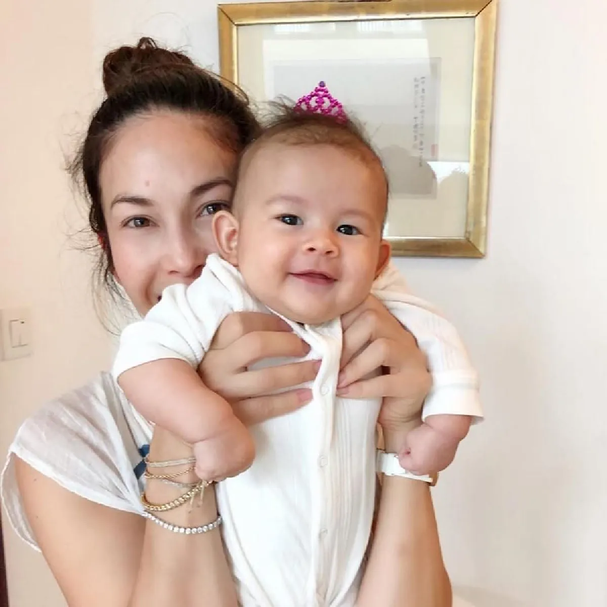 พอลล่า กระเตงลูกสาว น้องเอลล่า อวดรอยยิ้มสวยใสได้แม่มาเต็มๆ