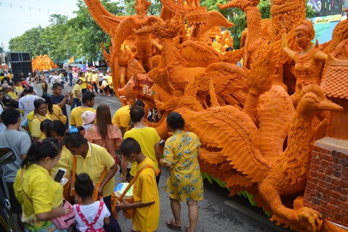 แห่เทียนพรรษาโคราชสุดอลังการ นักท่องเที่ยวชมแน่น แห่เทียนพรรษาโคราชสุดอลังการ นักท่องเที่ยวชมแน่น