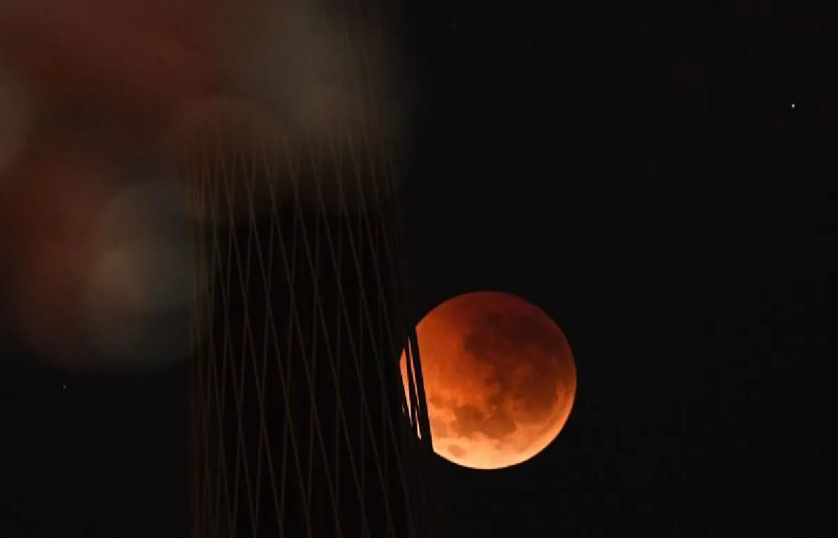 ชมภาพ "พระจันทร์สีเลือด " จากมุมมองต่างๆทั่วโลก