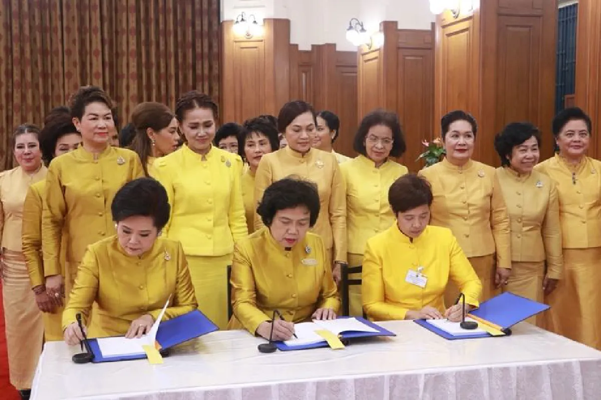สภาสตรีแห่งชาติฯทำบุญตักบาตร-ลงนามถวายพระพรวันเฉลิมพระชนมพรรษา