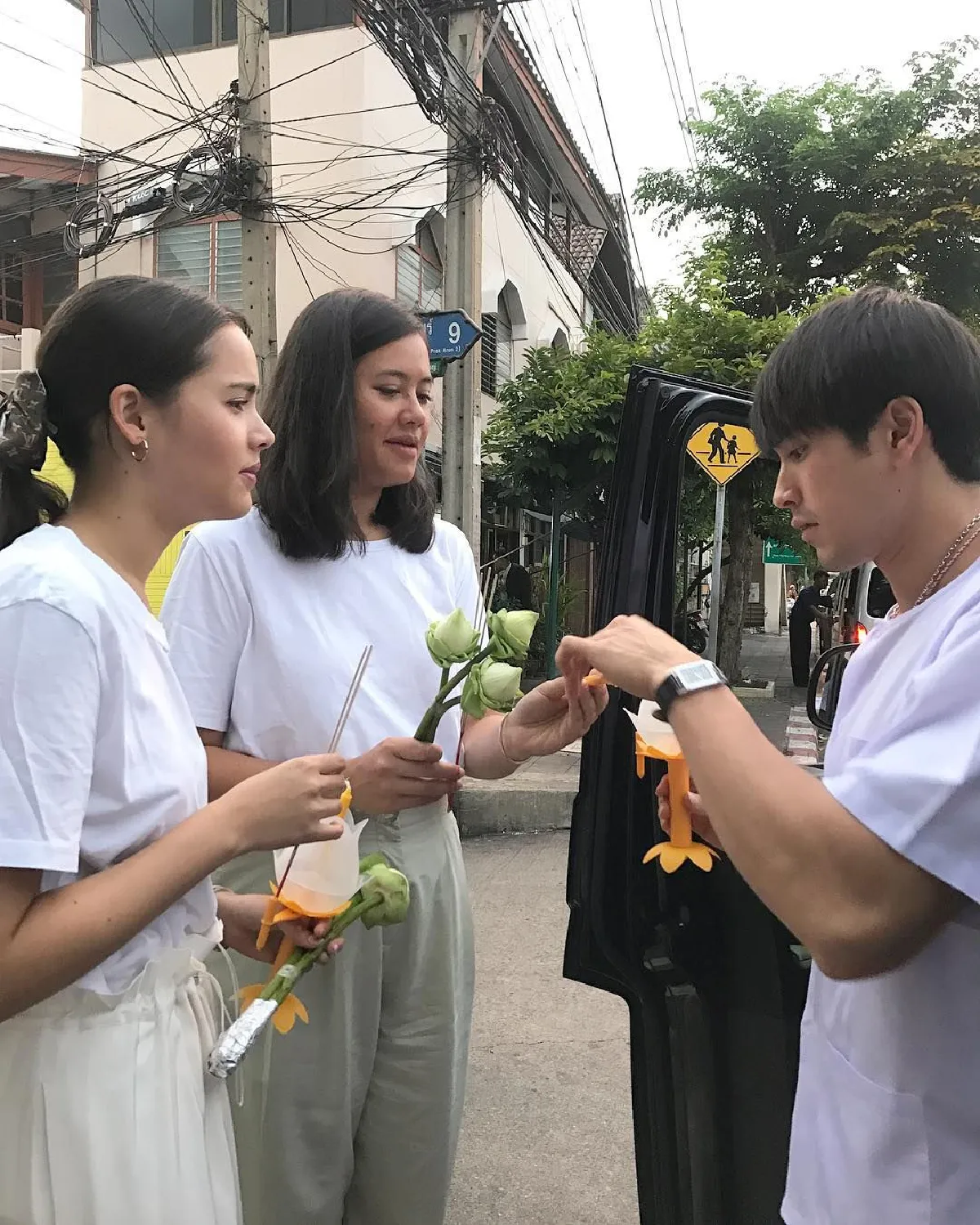 อิ่มบุญถ้วนหน้า! ญาญ่า-ณเดชน์ พาครอบครัวเวียนเทียนร่วมกันที่วัดอรุณฯ