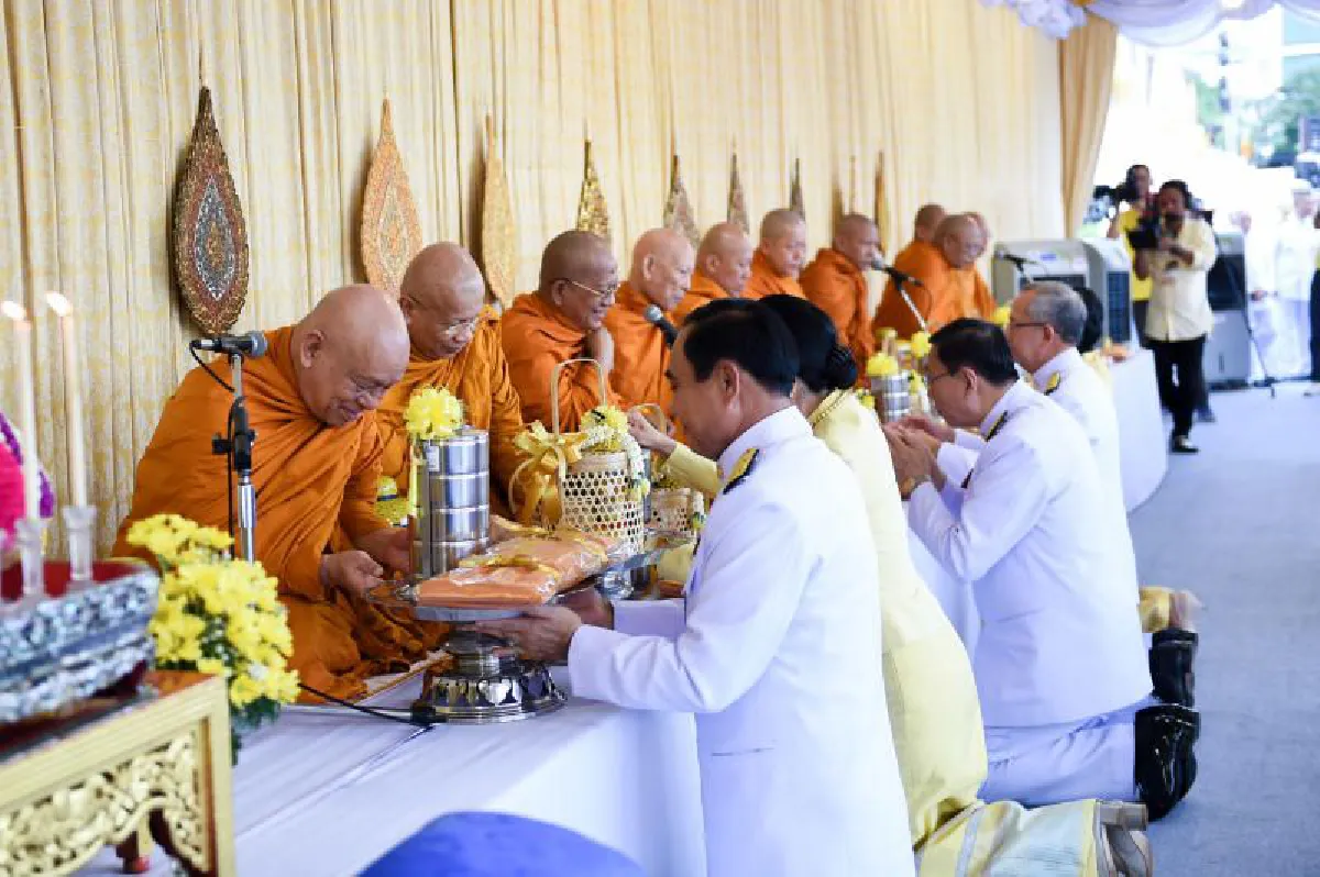 "ทรงพระเจริญ"กึกก้องท้องสนามหลวง-นายกฯนำจุดเทียนชัยวันเฉลิมพระชนมพรรษา