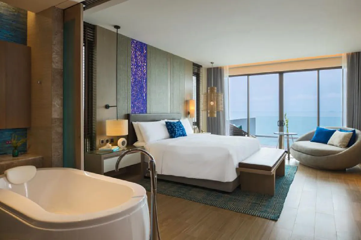 ฟังเสียงเงียบจากภายใน เรเนซองส์ พัทยา