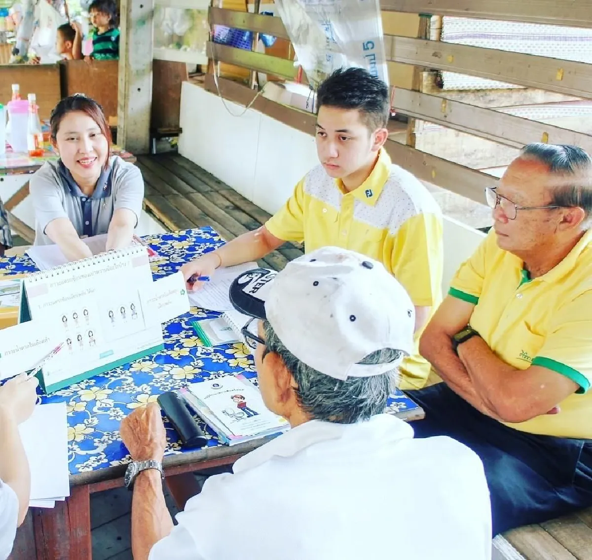 มีต้นแบบที่ดี! น้องปุณณ์ เป็นผู้ช่วยคุณปู่ตรวจสุขภาพคนในชุมชน