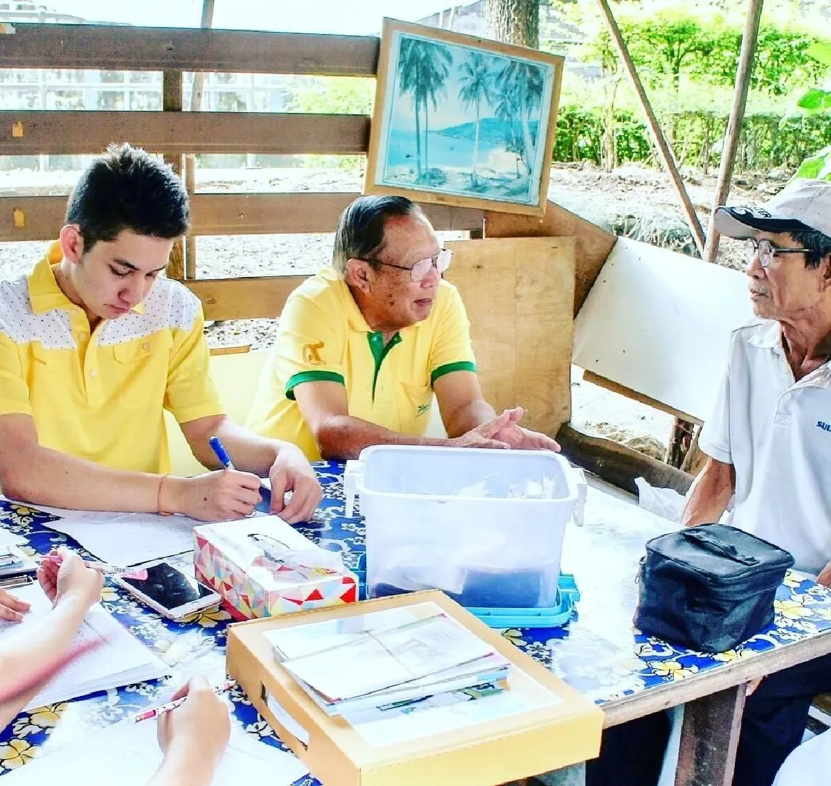 มีต้นแบบที่ดี! น้องปุณณ์ เป็นผู้ช่วยคุณปู่ตรวจสุขภาพคนในชุมชน