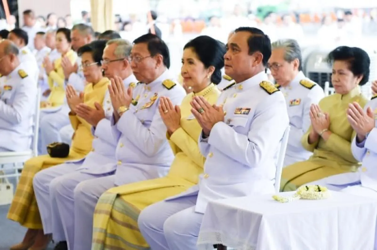 "ทรงพระเจริญ"กึกก้องท้องสนามหลวง-นายกฯนำจุดเทียนชัยวันเฉลิมพระชนมพรรษา