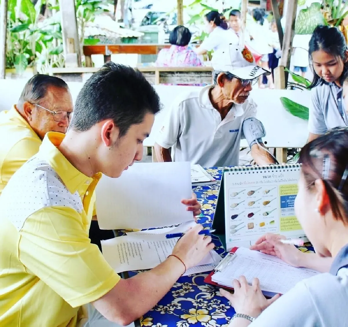 มีต้นแบบที่ดี! น้องปุณณ์ เป็นผู้ช่วยคุณปู่ตรวจสุขภาพคนในชุมชน