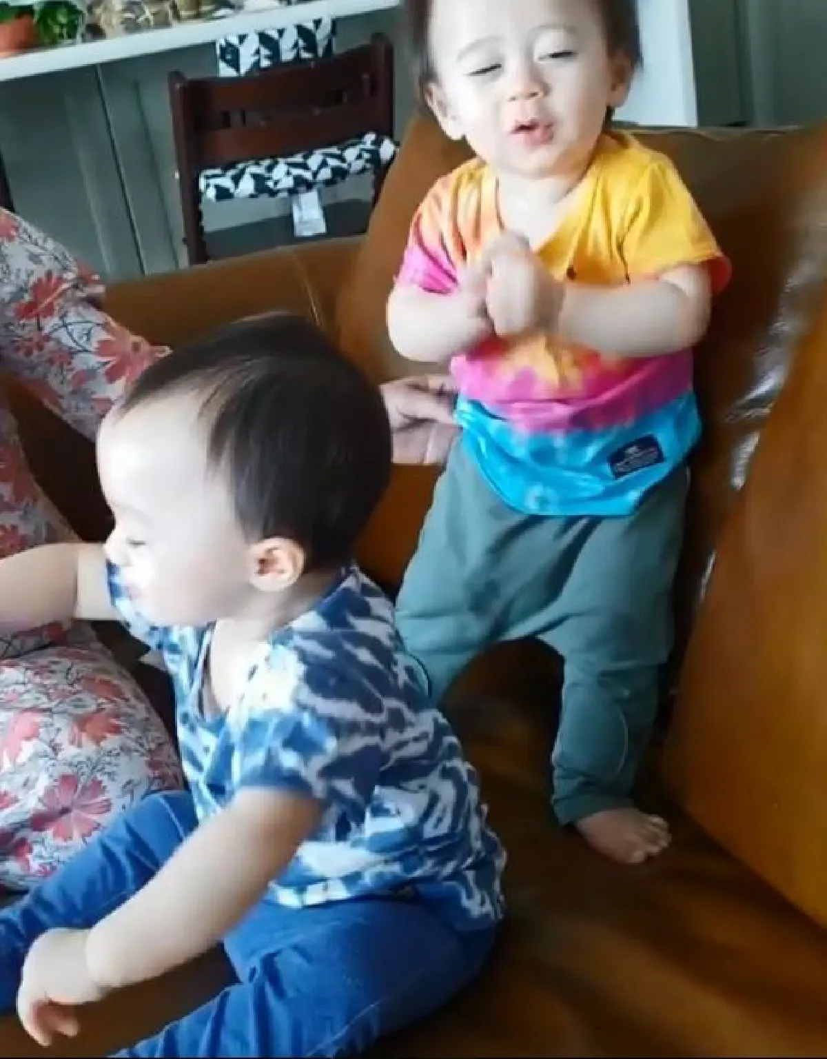 น่ารักเกิน! สายฟ้า-พายุ สนุกสนานอารมณ์ดีเมื่ออยู่กับคุณยาย (คลิป)