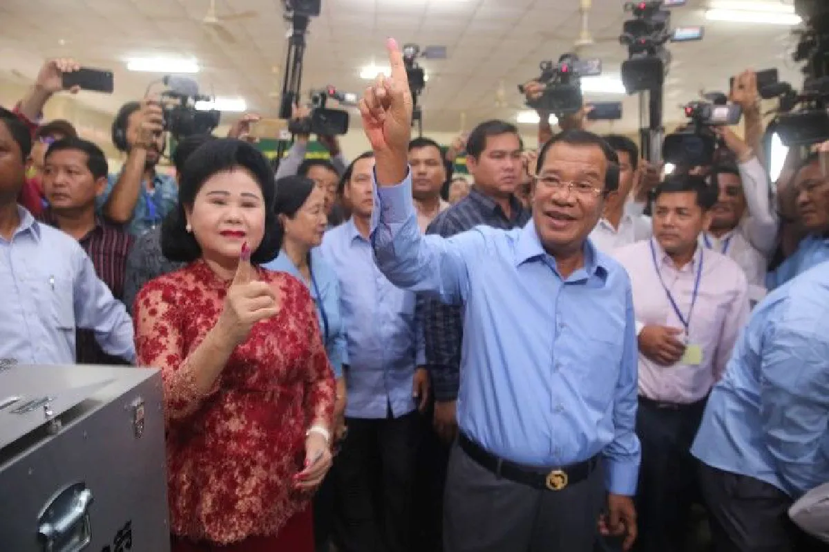 หย่อนแล้ว! "ฮุนเซน" ไปใช้สิทธิในการเลือกตั้งของกัมพูชา